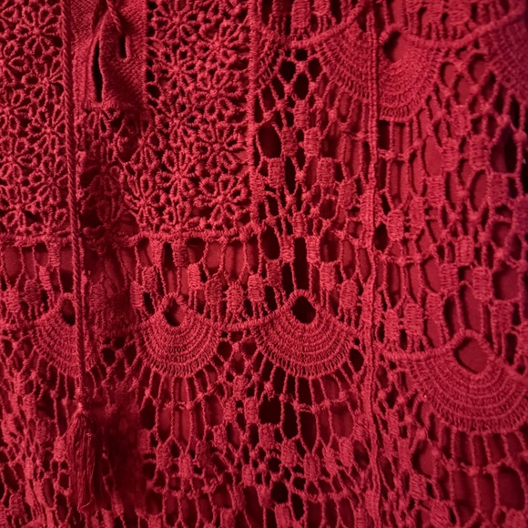 Plus-Sized Crochet Top over Shell - Picture 4 of 5